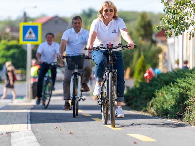Bringára fel, Császártöltés! Elkészült a kerékpárút-projektünk
